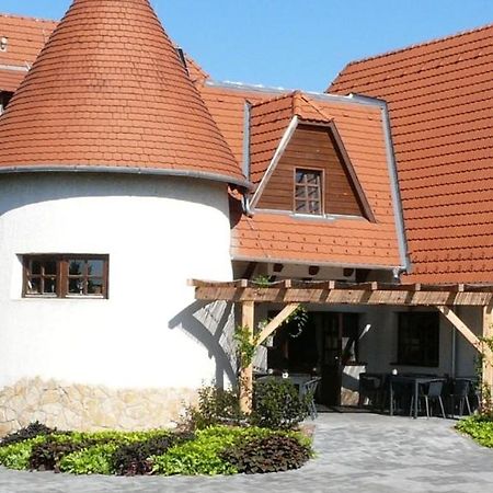 Kadarta Vendeglo Panzio Bed & Breakfast Veszprem Exterior photo