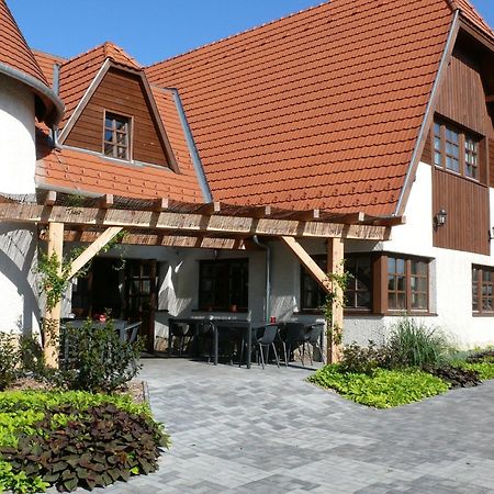 Kadarta Vendeglo Panzio Bed & Breakfast Veszprem Exterior photo