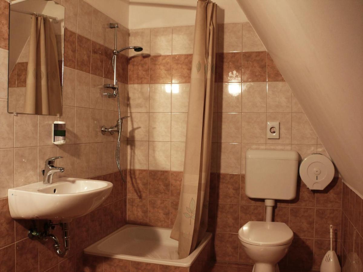 Kadarta Vendeglo Panzio Bed & Breakfast Veszprem Exterior photo