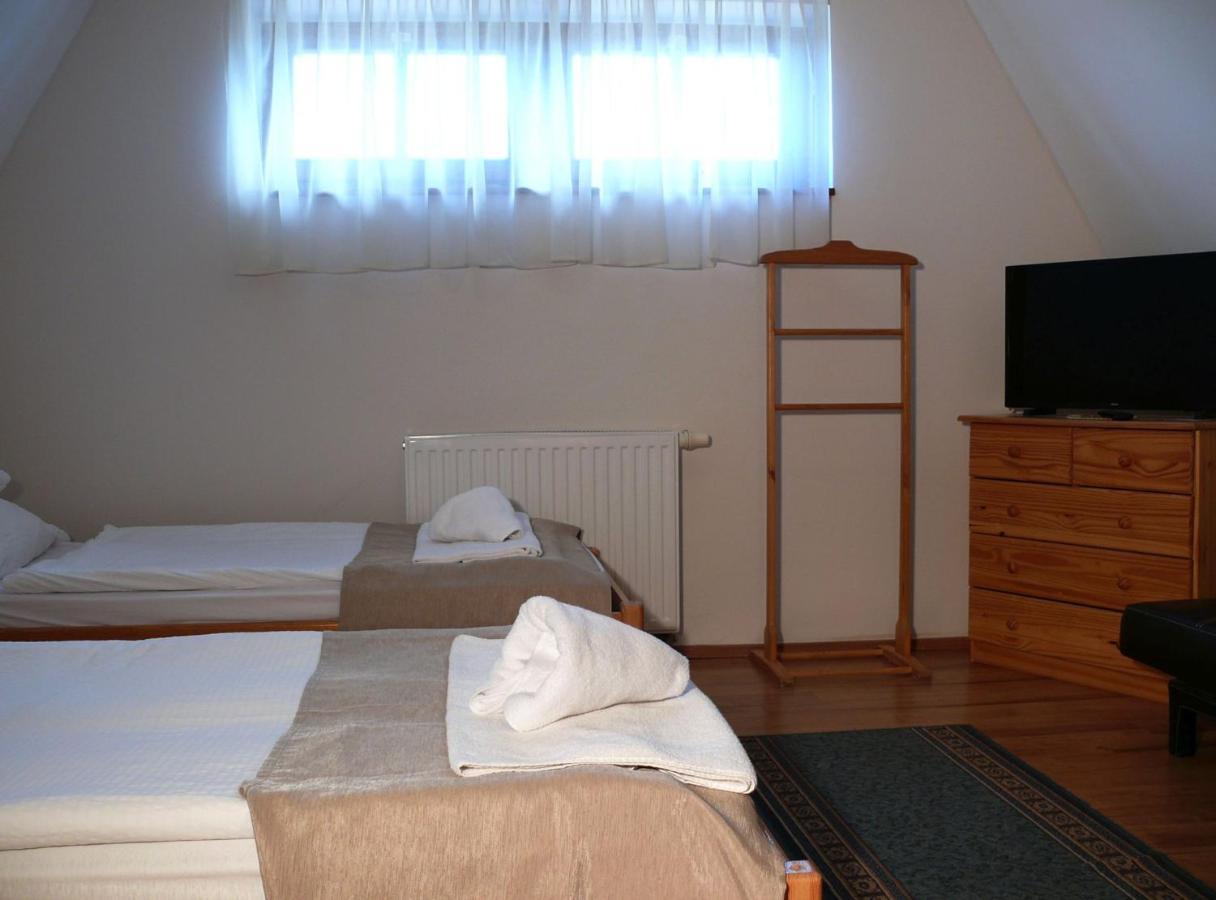 Kadarta Vendeglo Panzio Bed & Breakfast Veszprem Exterior photo