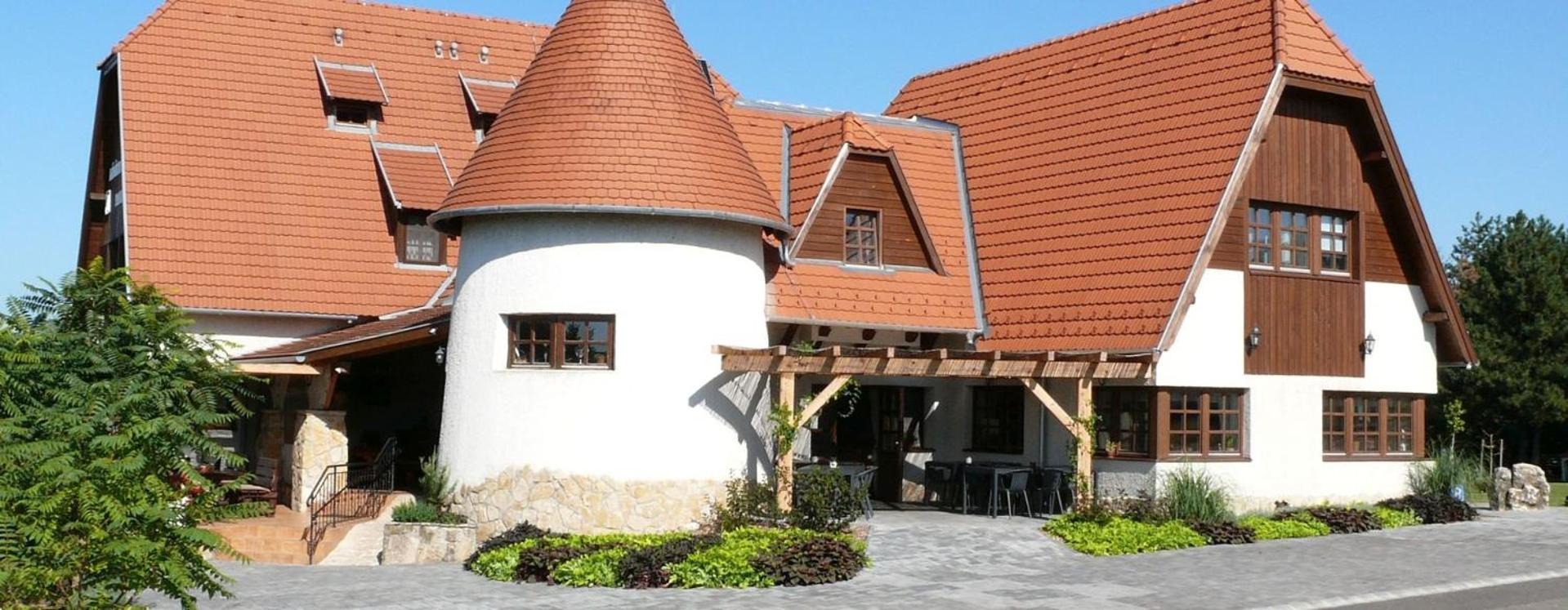 Kadarta Vendeglo Panzio Bed & Breakfast Veszprem Exterior photo
